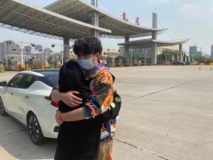 带4000个口罩去武汉的小伙返程了！这个拥抱太暖