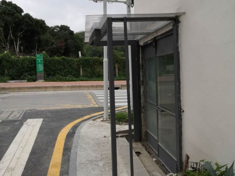 商户占道搭雨棚存隐患，执法队责令限期拆除