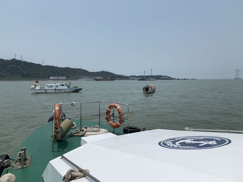 繁忙水道突现大型桥墩防碰垫，海事联合道监紧急清理