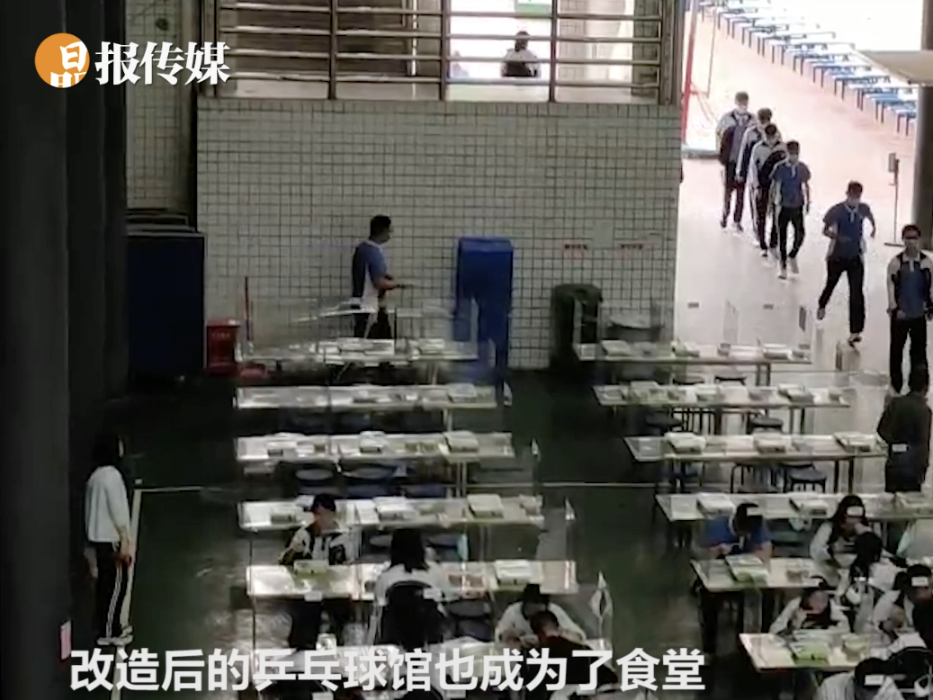 隔着透明隔板互看吃相，回校第一餐居然是这样吃的