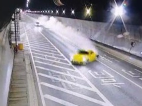 无证加酒驾，深圳女司机隧道狂蹭防护水泥带