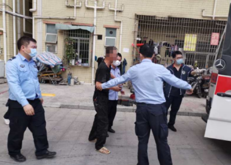 公明一男子醉酒摔倒 幸得网格员及时救助