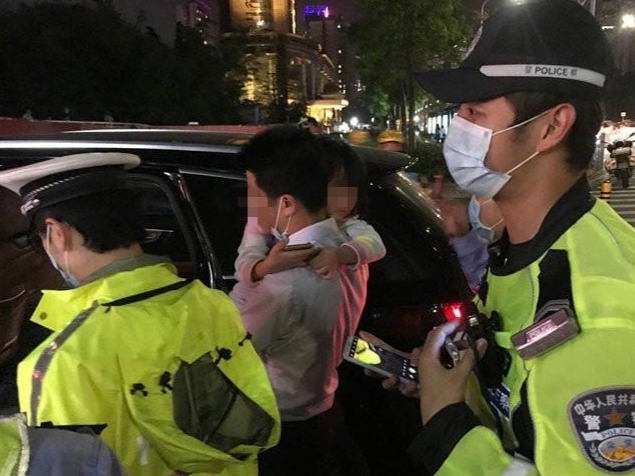 心大！家长把孩子锁车里去购物，小朋友在车内哭泣…