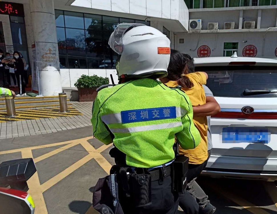 孕妇羊水突破，龙岗交警接力护送保平安