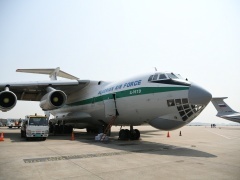 5架外国军机同一天赴上海浦东机场，自提防疫物资
