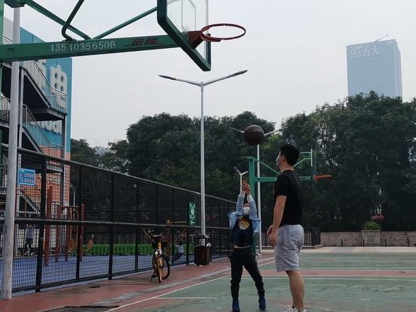视频 | 8块钱打一场篮球，深圳发五亿体育消费券，1分钟教你领券