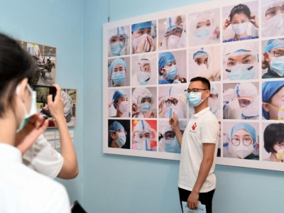 深圳支援湖北医疗队全体队员参观抗疫主题艺术作品展