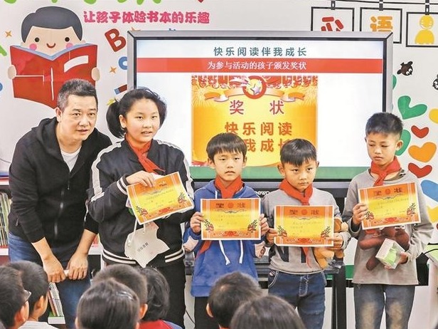 文锦渡边检站四级高级警长庄奕鹏：4年打造8间“喜阅屋” 圆山区留守儿童读书梦