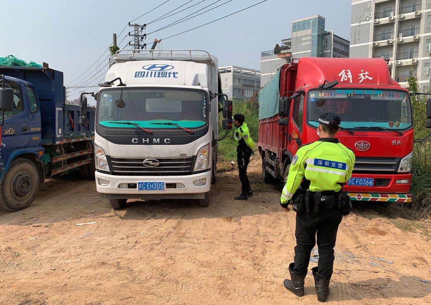 查一送一交警停车场查扣假套牌车时另一辆违法车司机主动上前