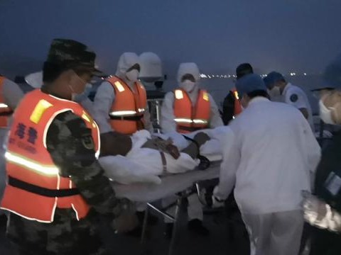 男子受伤命悬一线 海警接报火速救援