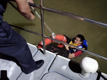 连船艇都出动了，深圳市海洋综合执法支队从海里救回一男子