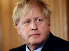 英国首相返回首相府 将于27日恢复工作