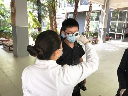 毕业生宅家学习原来最怕被“弯道超车”！深圳中学做好复学心理辅导准备