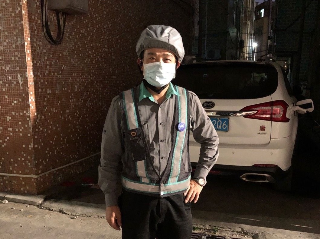 半个人都悬空了！深圳滴滴代驾司机大桥边苦劝救下轻生女