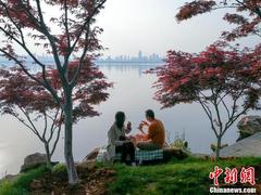 武汉民众东湖绿道享春光