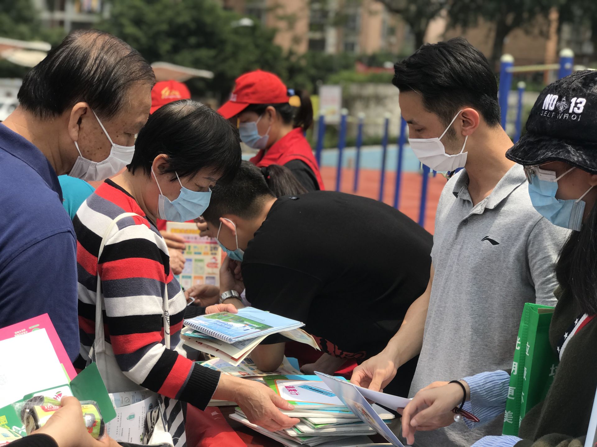 为打造生活垃圾分类先行示范区，光明街道部署垃圾分类工作