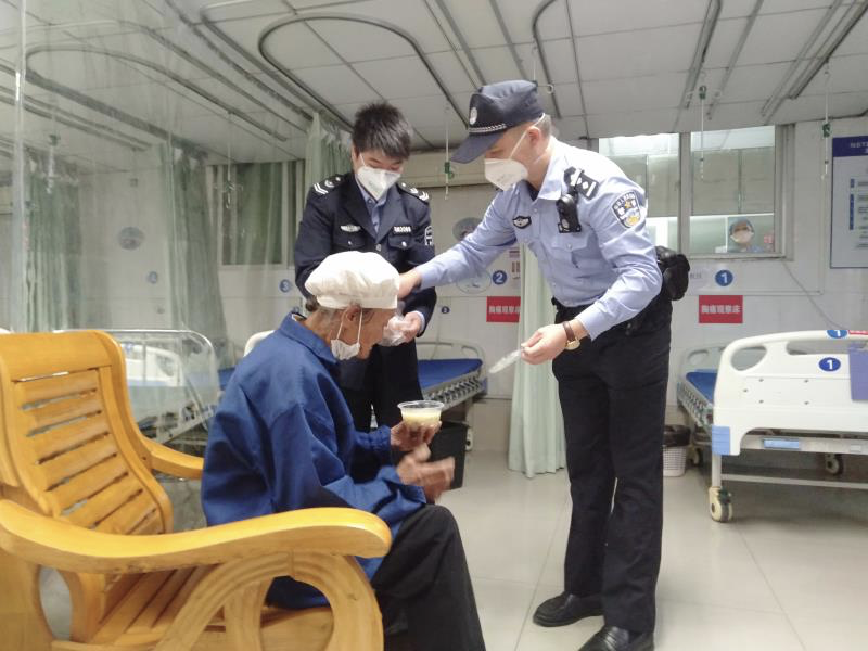八旬走失老人倒在马路中央，民警送其住院轮流照看