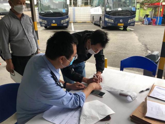 泥头车行驶途中一路撒沙，市民忍无可忍向交警举报