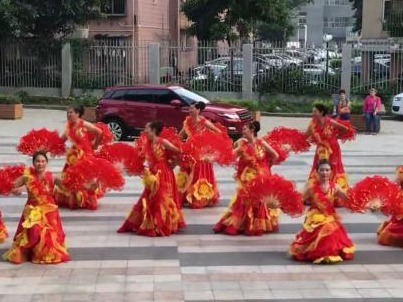  疫情之下，跳广场舞的大妈们发明了“宅家舞”来解馋