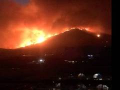 青岛小珠山山火复燃：居民称火势已逼近主干道
