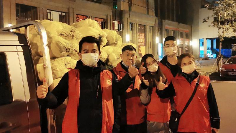 万科物业到底做了什么 让武汉业主送了135面锦旗？