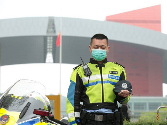 配合全国哀悼日深圳临时调控93个信号灯!全市道路交通秩序良好