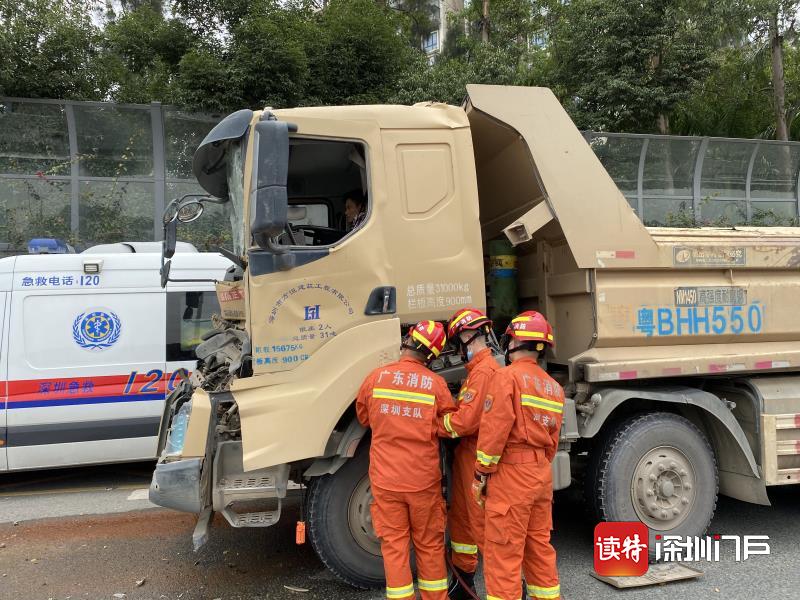 月亮湾大道发生货车追尾 消防员15分钟救出被困人员
