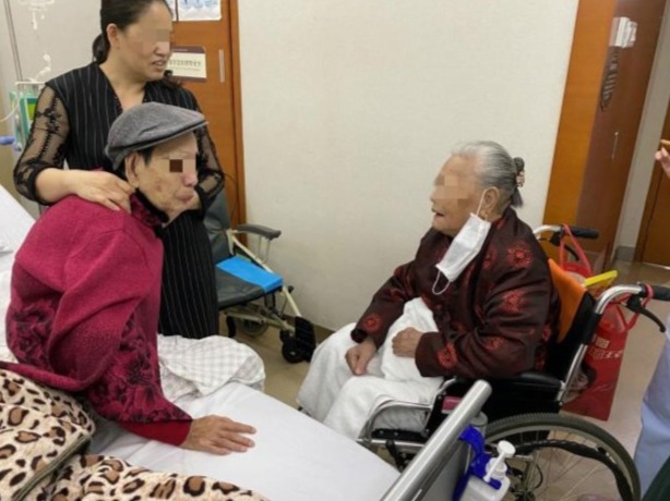 护士牵线 古稀老人相隔近40年后医院再重逢