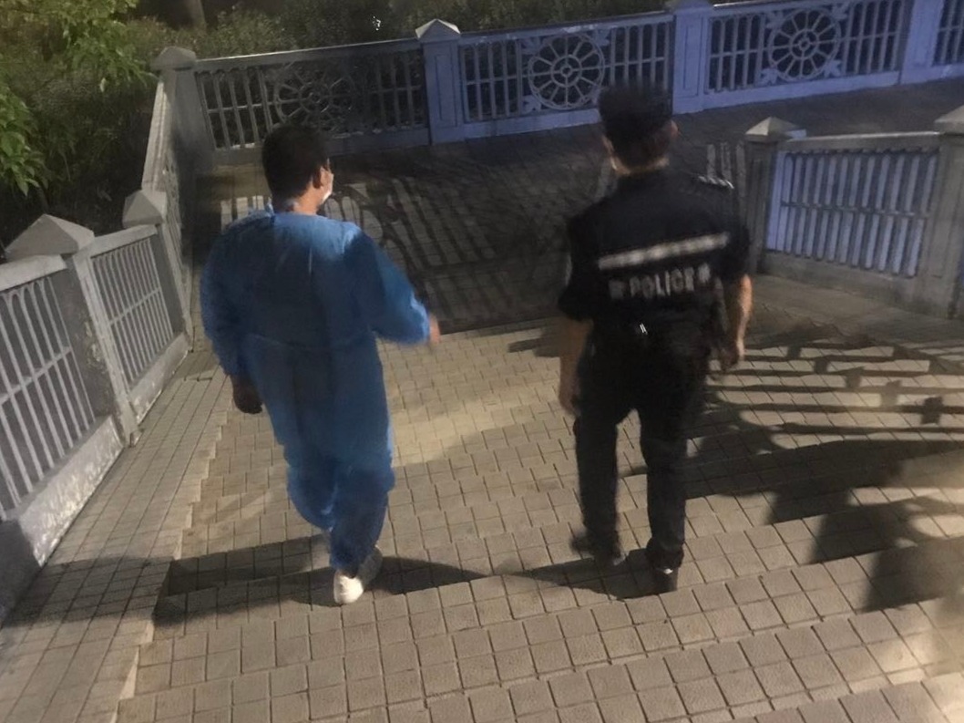 罗湖一男子凌晨全裸报警称被抢劫，警方调查后发现……