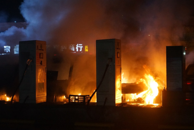 视频 | 火光冲天！汽车充电站凌晨起火，五辆小车被烧毁