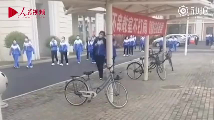 老师拿大喇叭喊话学生保持距离：把手撒开