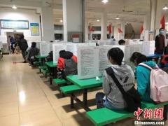 中学食堂放高考“知识挡板” 学生就着考题“下饭”