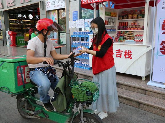 吉华“红色朋友圈”扩容 “小吉栈”公益补给点温暖人心