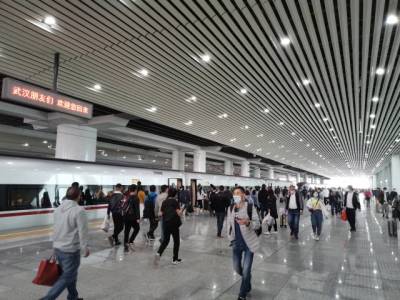 广州南站迎来离汉通道开启后首批武汉旅客