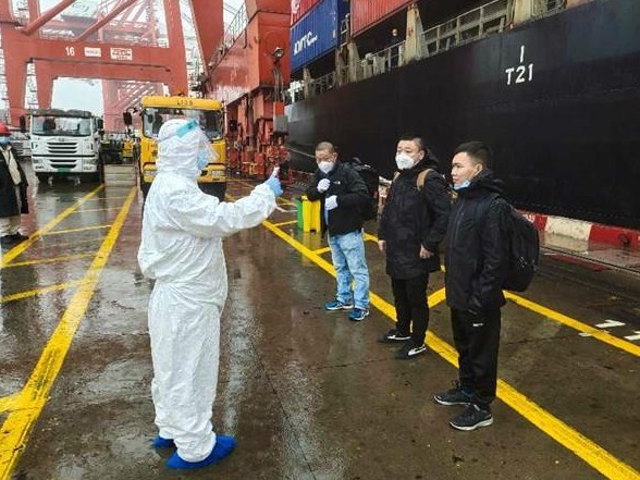 蛇口边检帮助中国籍船员解决疫情期间离船换班难题