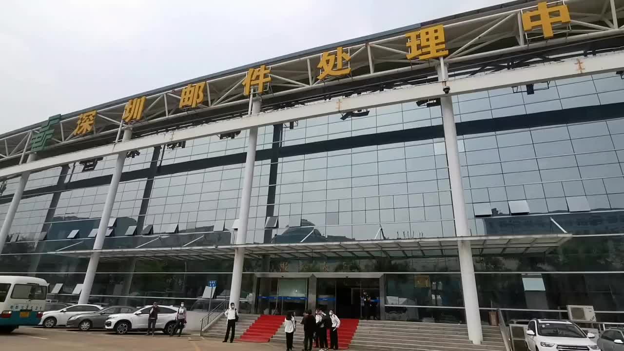 看出来了吗？这些耐克鞋、香奈儿包、劳力士表全是假货！