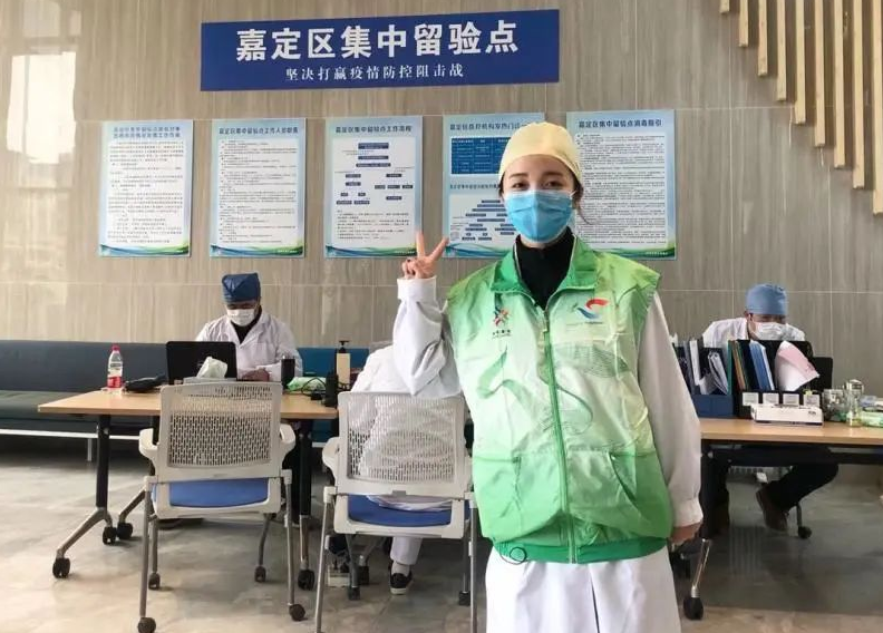 那个入境泪崩的留学生，做志愿者了