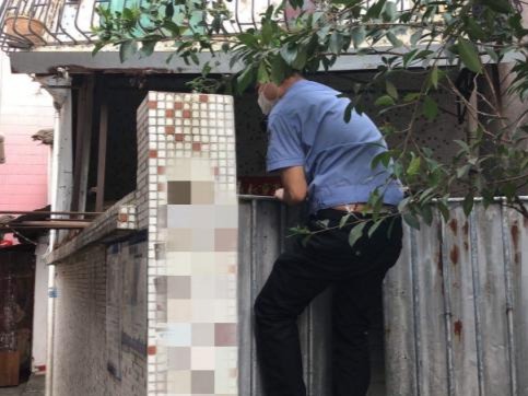 宝安协警偶遇求助，翻墙踢门救了一名割腕女子