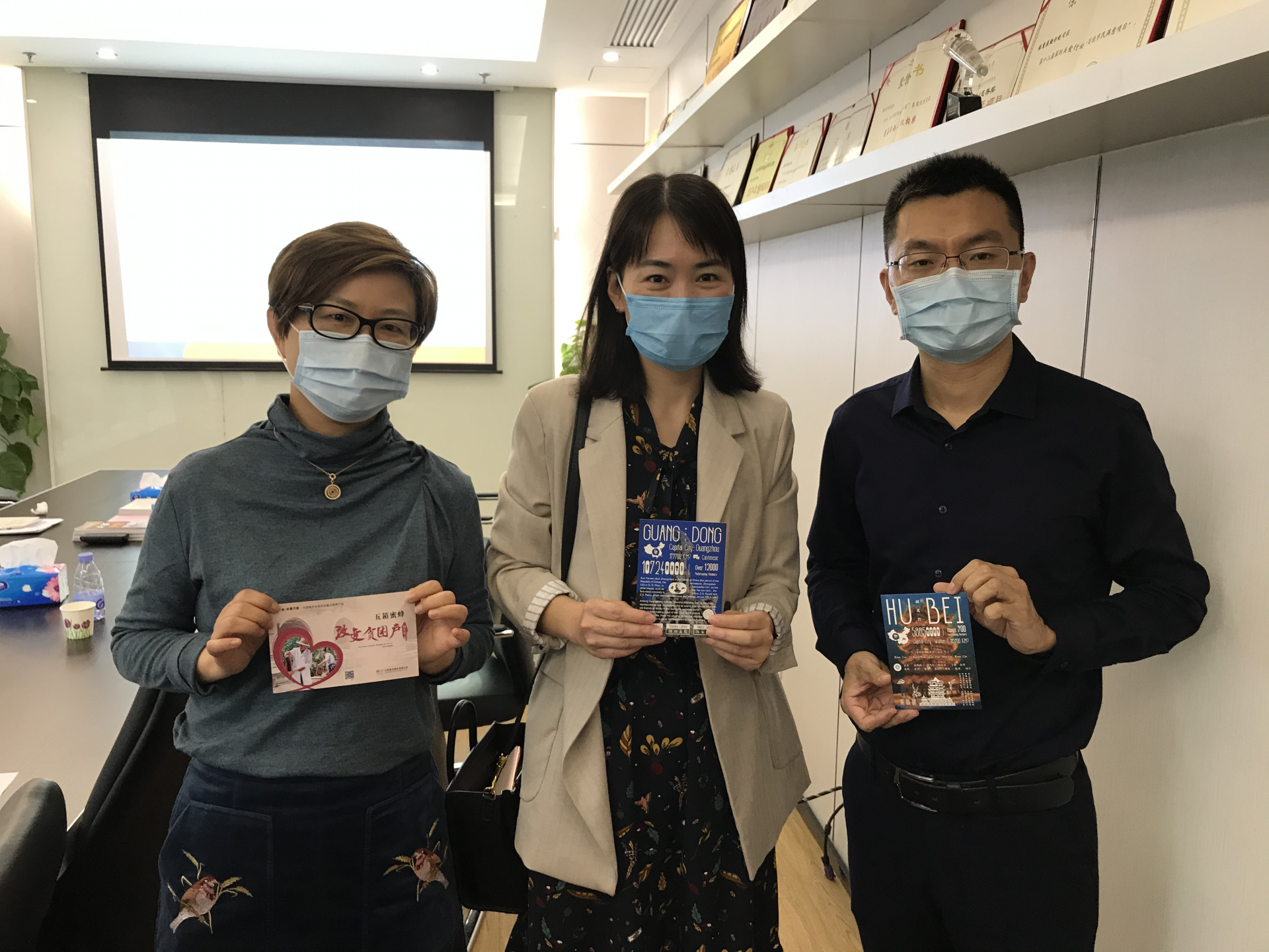深圳再为援鄂医护献上85份“深善抗疫英雄包”
