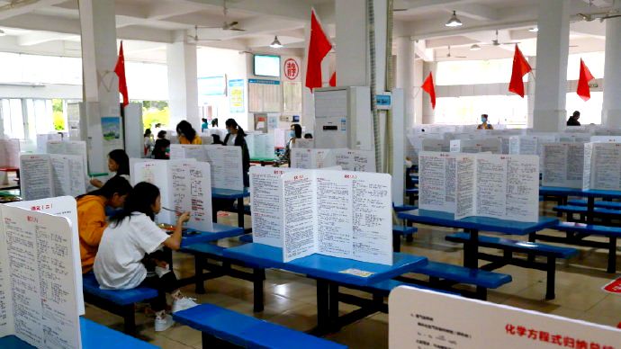 新闻路上说说说丨高三就餐隔离板上印满考点，你怎么看？