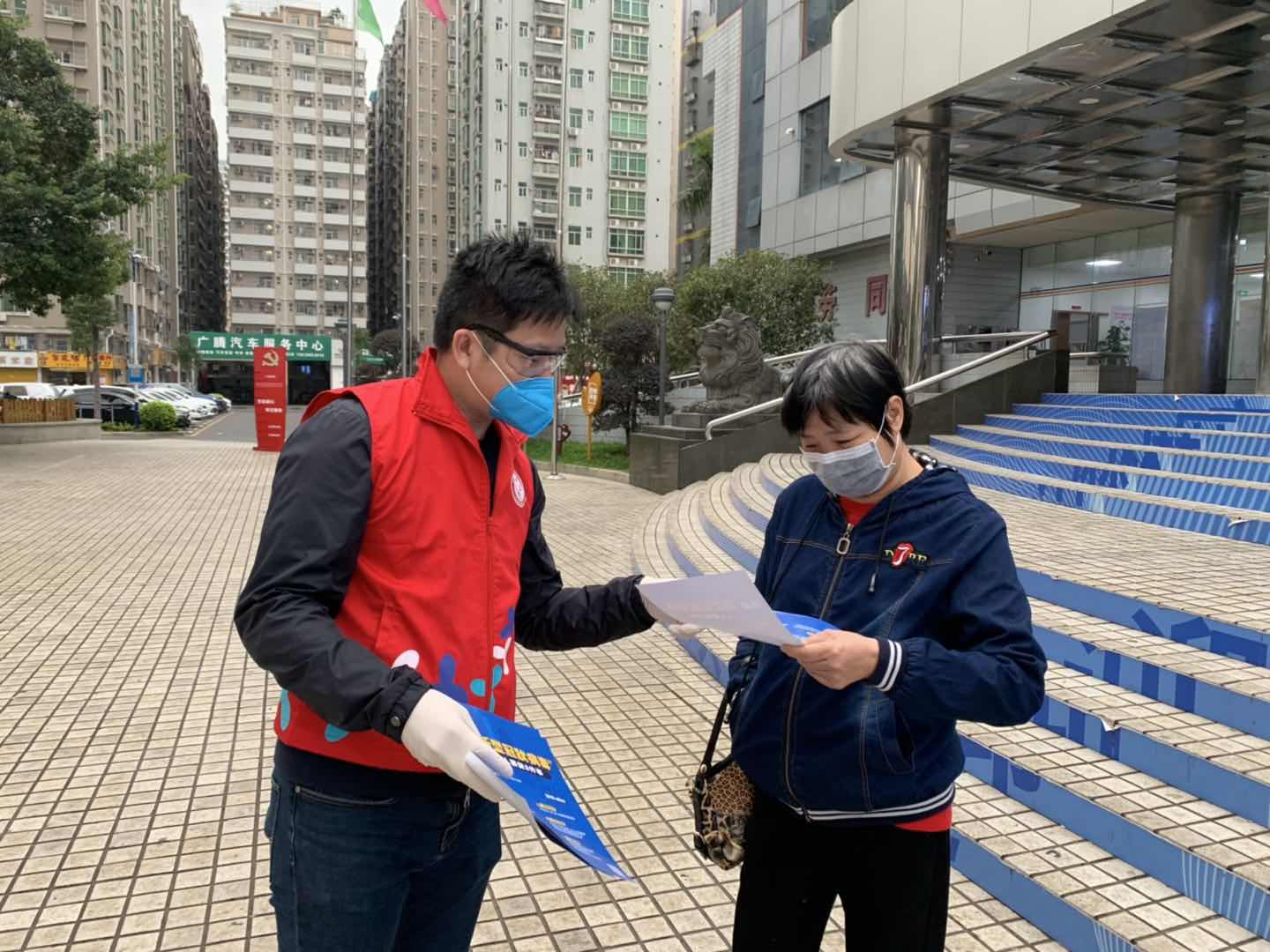 彭震粤：筑起坚固的社区防控堡垒