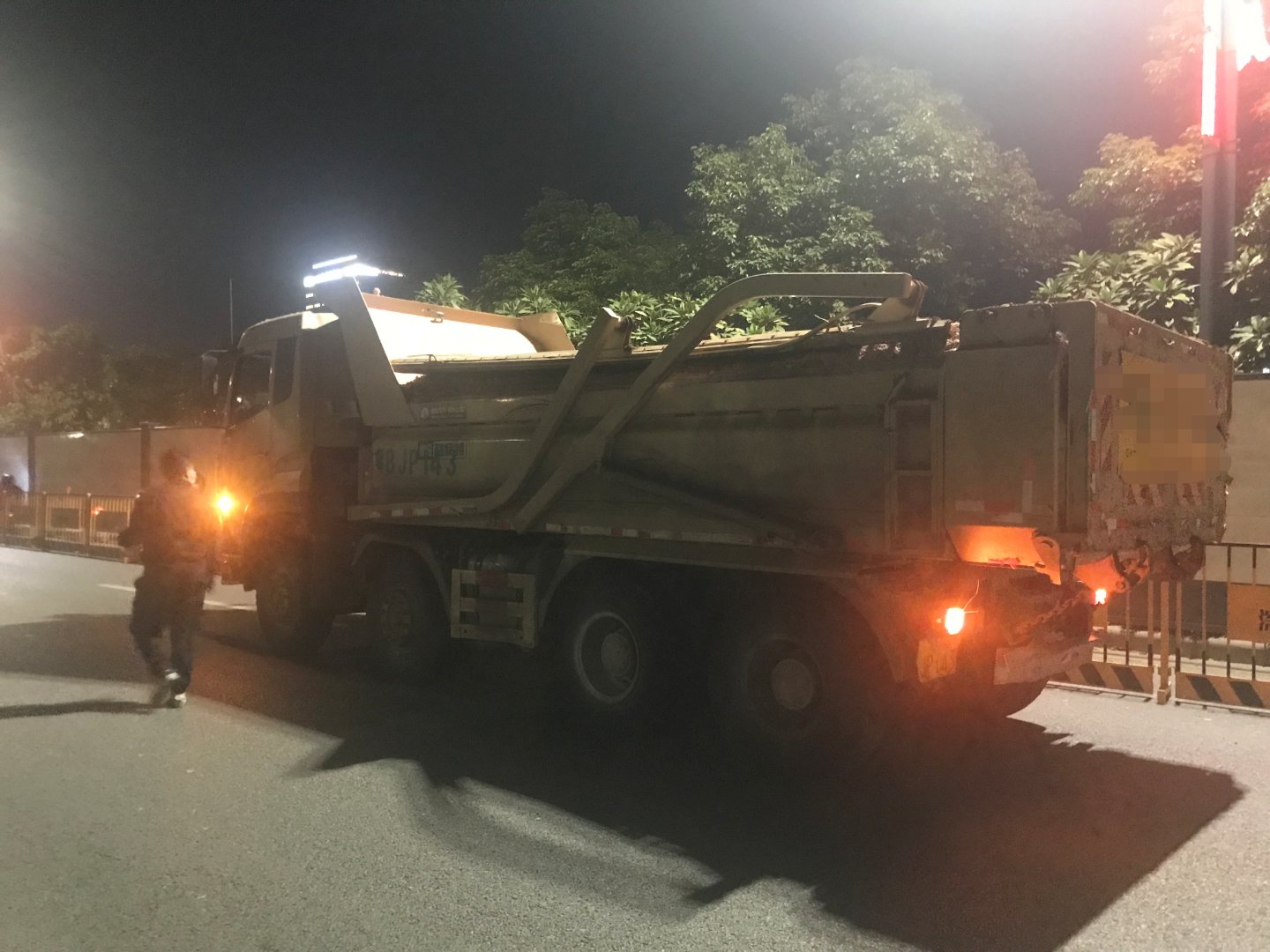 打造干净有序绿色公明！公明街道执法队对不洁泥头车“零容忍”