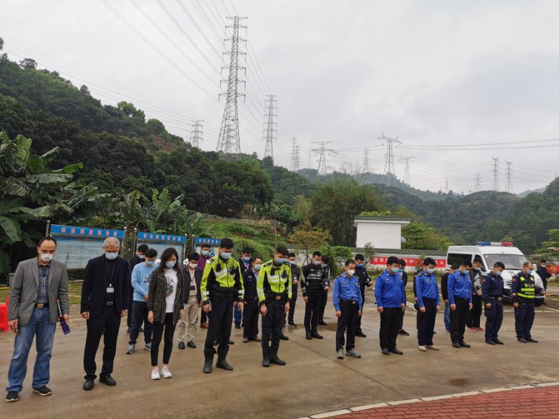 凤凰街道广大干部共同寄托哀思 致敬疫情前线工作人员缅怀逝去英雄