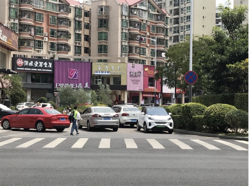 记者回访：3个多月前违停现象严重的富瑰路，如今违停如故