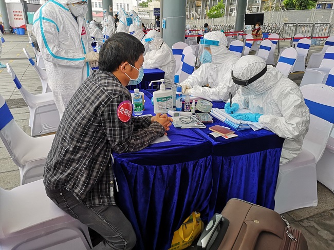 IN视频｜光明区“点对点”服务境外来深人员 构筑“外防输入”防线