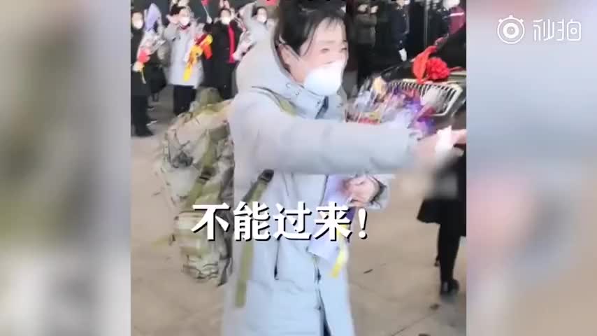 援鄂护士见丈夫接机连连摆手：“不能过来！”