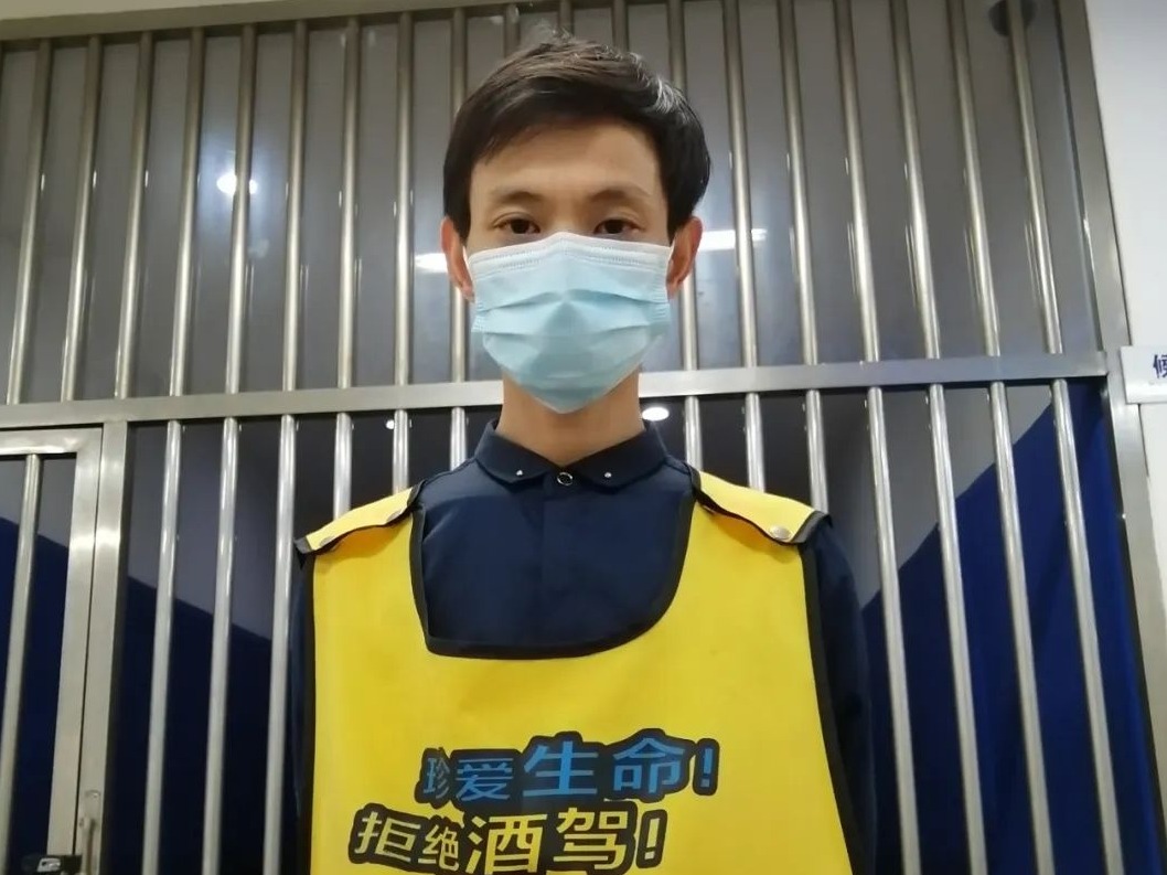 孩子还没满月 这位父亲醉驾在路上不省人事