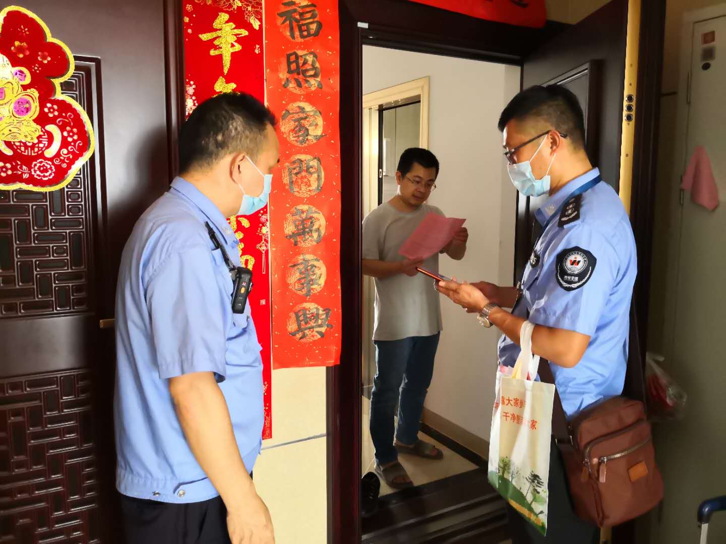 光明街道组织网格员逐户宣传扫黑除恶专项行动