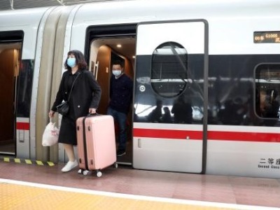 武汉始发高铁陆续抵达深圳，2800多人乘坐火车返深