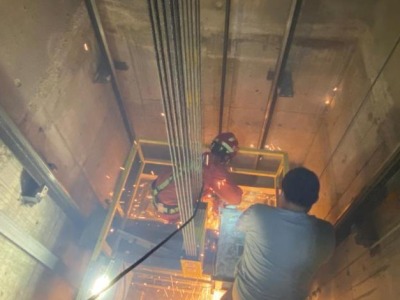 19名工人被困电梯，消防员“空降”电梯顶部救援
